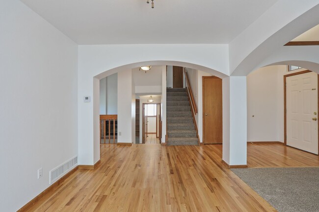 Building Photo - Beautifully Updated 3BR/2.5BA Home in Longmont – $300 Off First Month's Rent
