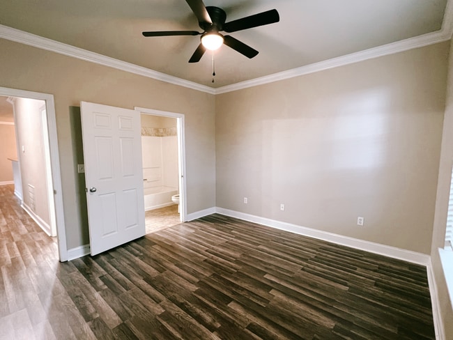 Building Photo - 900 Dean Lee Dr