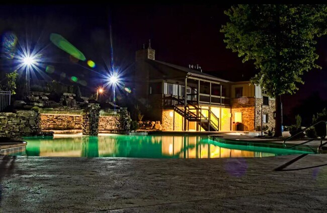 Building Photo - 5 bedroom and 3 bathroom two level house