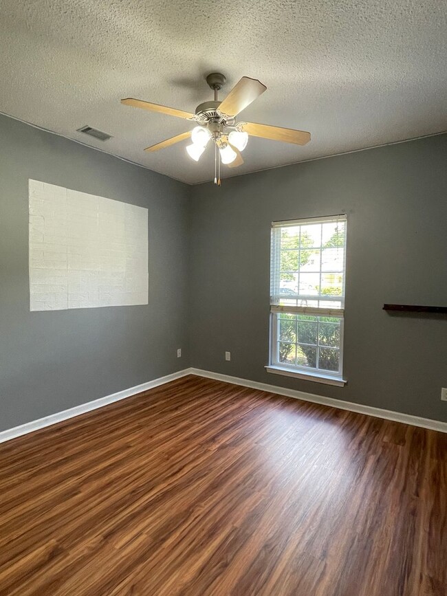 Building Photo - Rare Find in Henderson Golf Community!