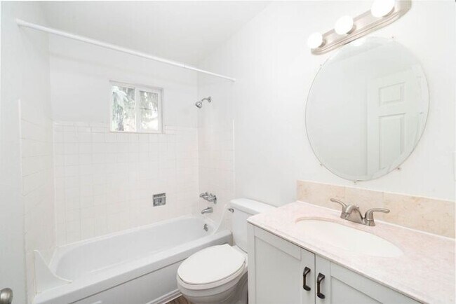 Building Photo - 2 bedroom unit close to downtown Gresham!!