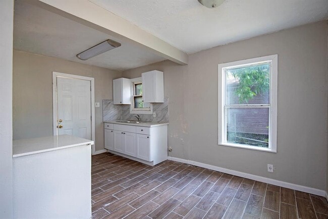 Building Photo - 6725 Bunche Dr