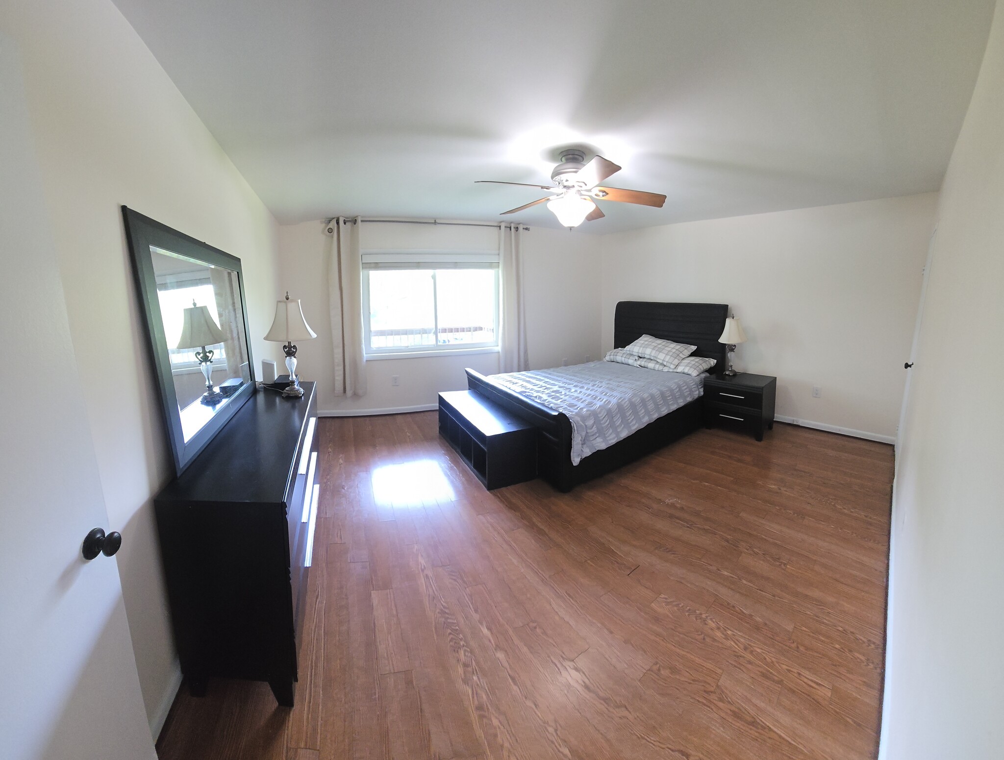 Building Photo - 7420 Lakeview Dr