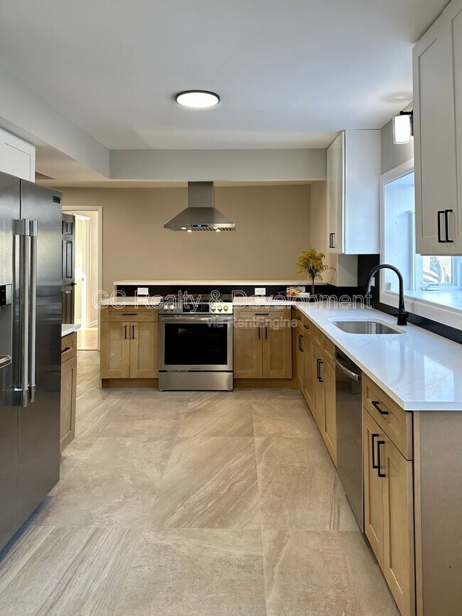 Building Photo - 3303 Division St