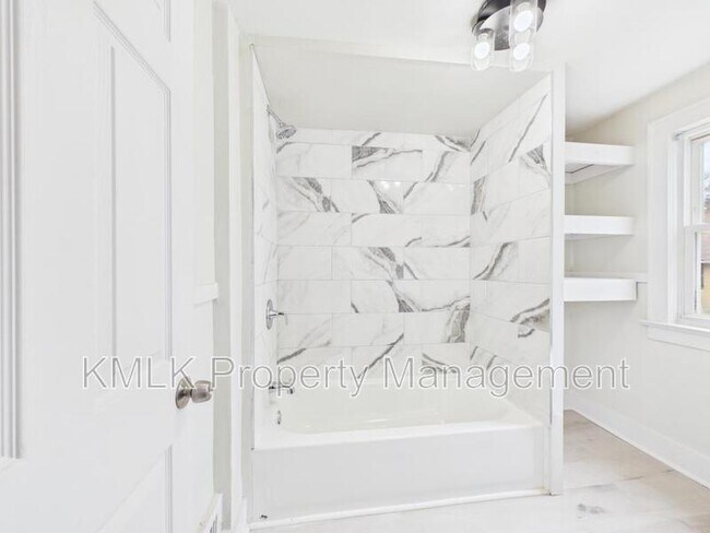 Building Photo - 575 Fernwood Dr