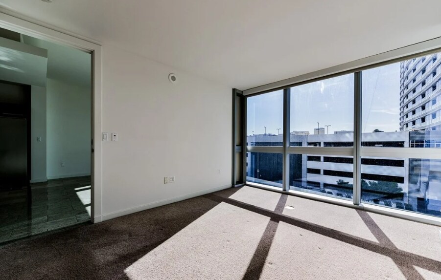 Building Photo - 4471 Dean Martin Dr