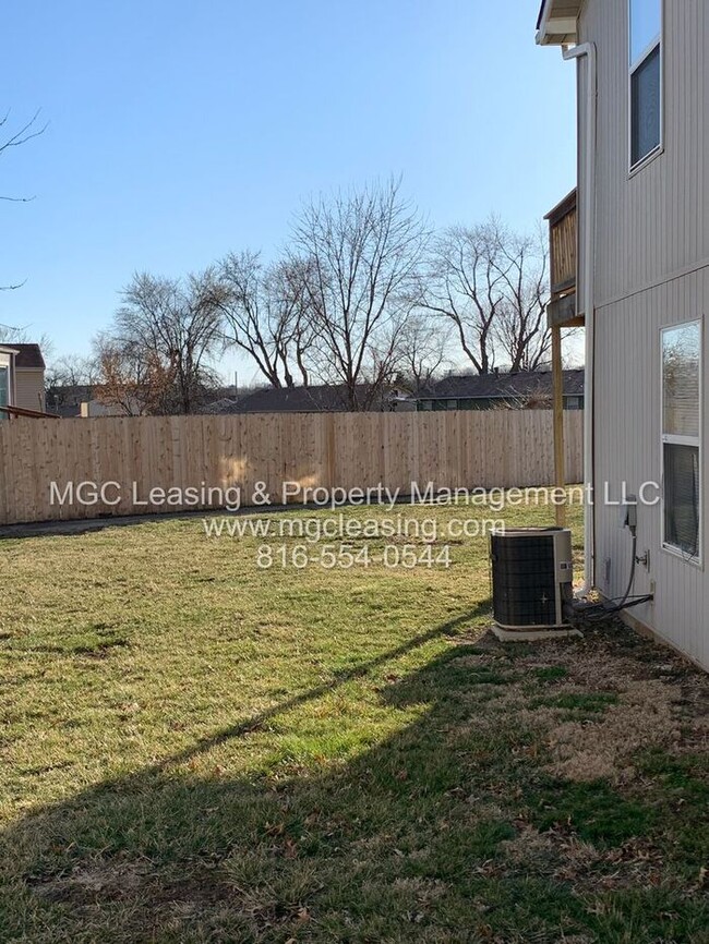 Building Photo - Spacious 2-story Duplex with 1-Car Garage ...