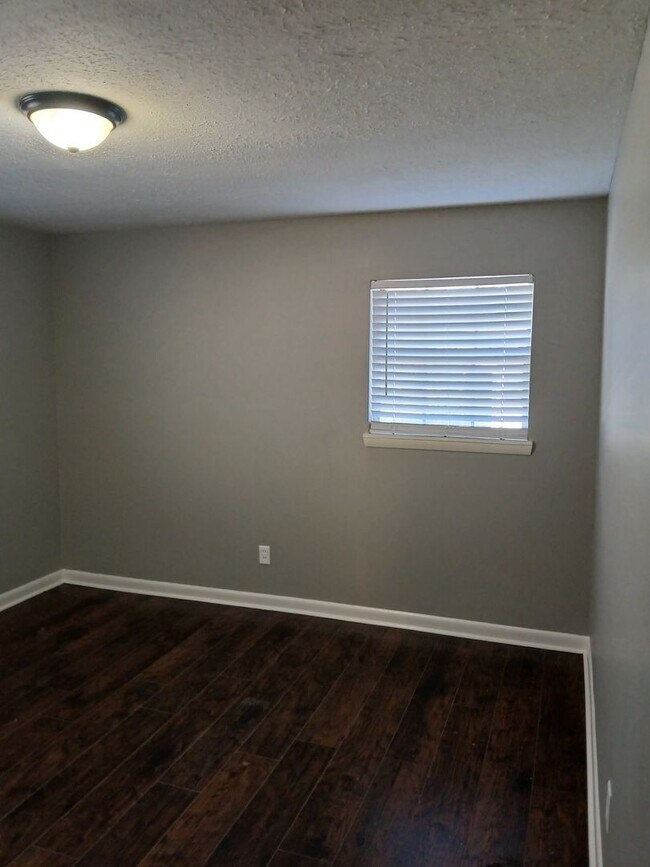Building Photo - AVAILABLE NOW! MOVE IN READY! CONTACT US T...