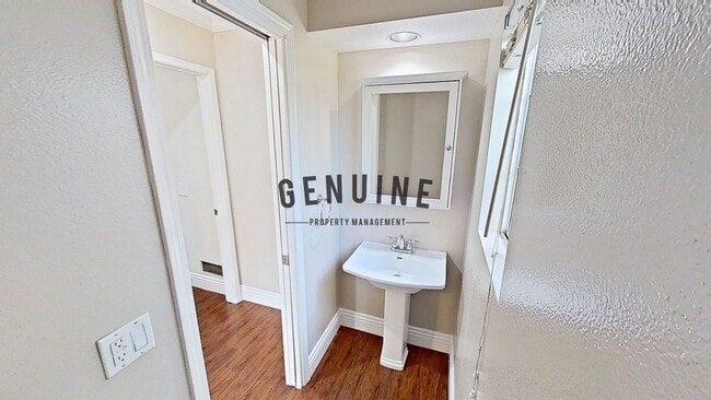 Building Photo - Dual Master Two Bedroom Townhouse in Gated...