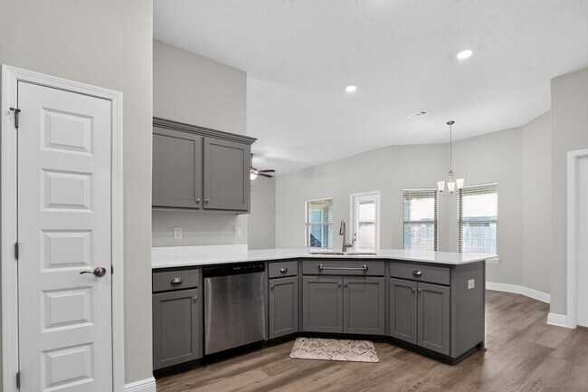 Building Photo - 5823 Crestlake Dr