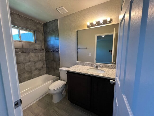 Building Photo - 3-bedroom, 2.5-bathroom townhome in Live Oak!