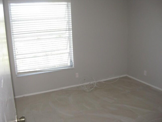 Building Photo - 605 S Pine Island Rd