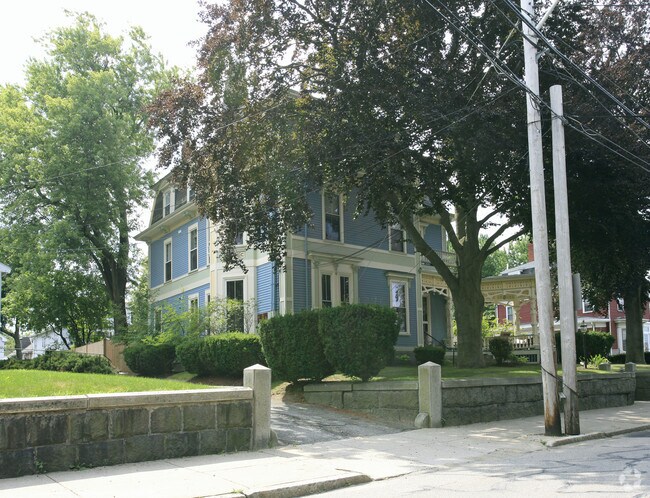 Building Photo - 35 Forest St
