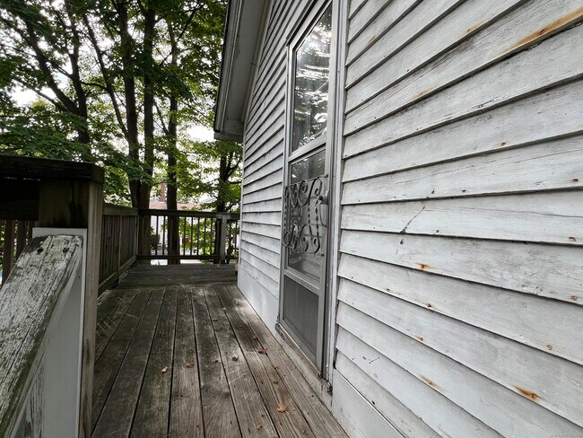 Building Photo - 909 Stratford Ave