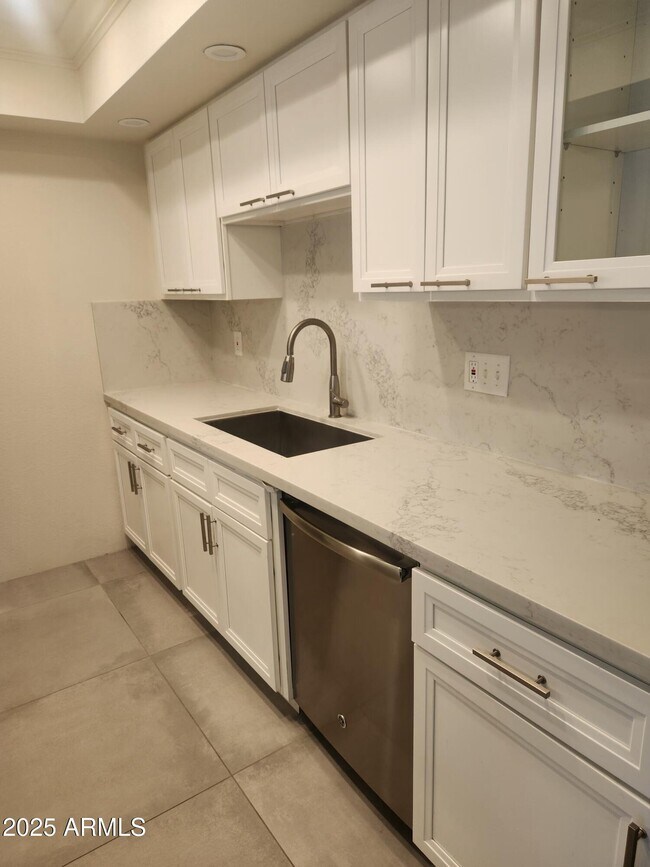 Building Photo - 7557 N Dreamy Draw Dr