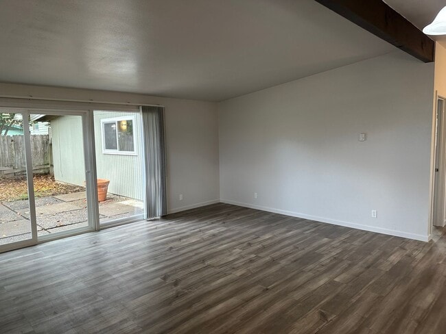 Building Photo - Beautifully updated 2 bedroom 1 bath duple...