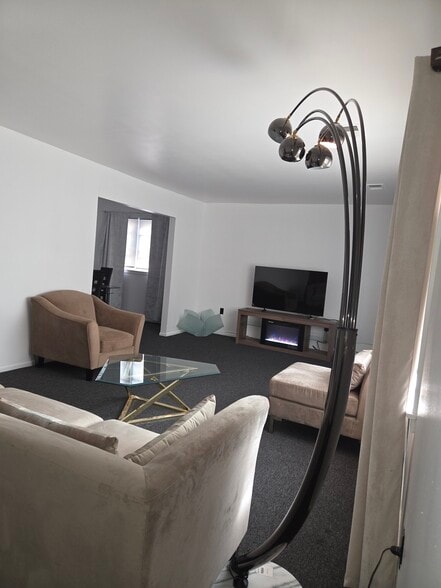 Building Photo - 213 E 9th Ave