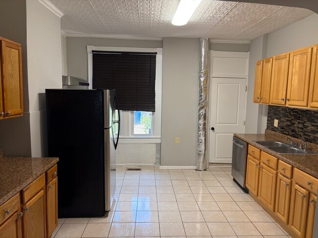 Building Photo - 250 W Fayette St