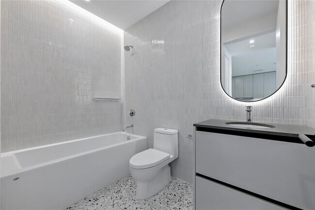 Building Photo - 610 Davis St