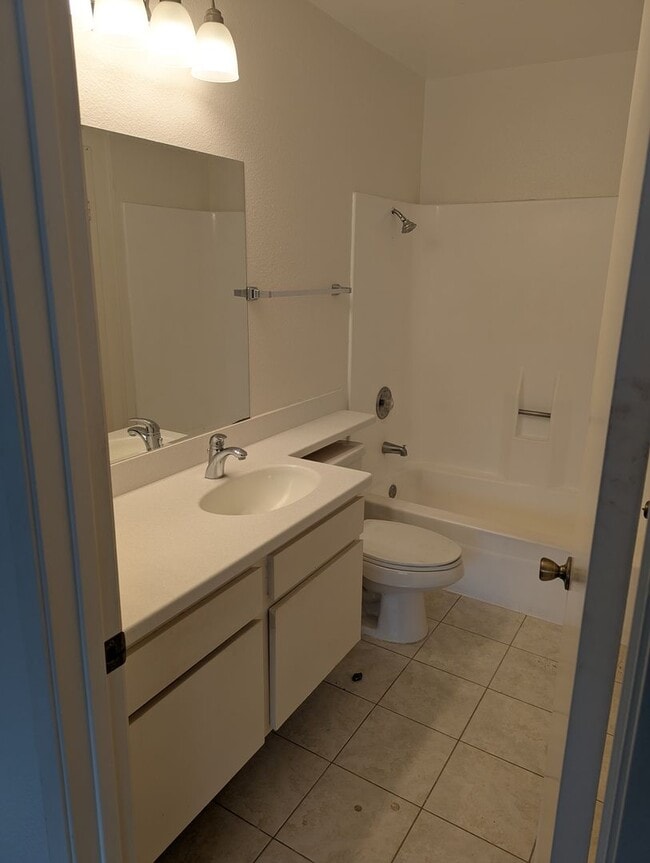 Building Photo - 3 Bed/2 Bath Townhome in Poway