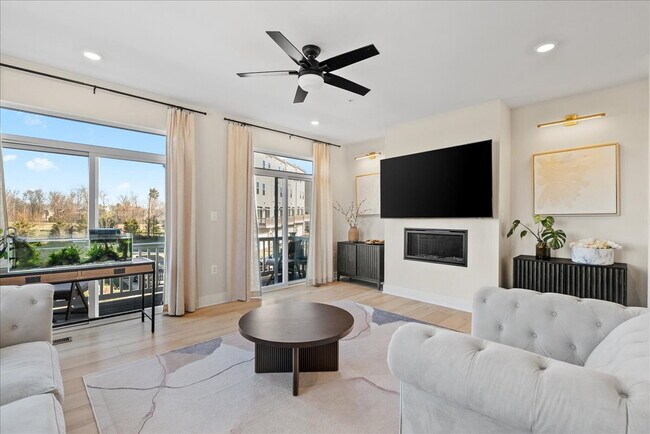 Building Photo - Stunning 4BR / 4.5BA End-Unit Townhome in Brambleton - Built in 2024!