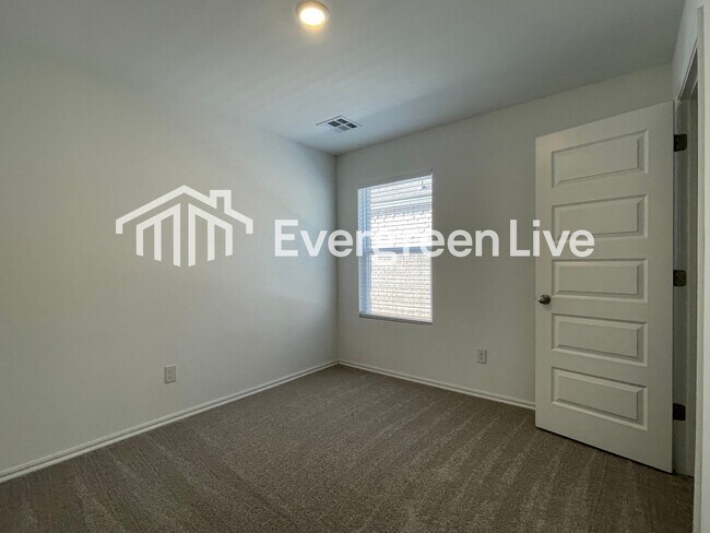 Building Photo - 10012 SW 38th St