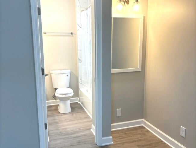 Building Photo - 5552 Lyman Ave