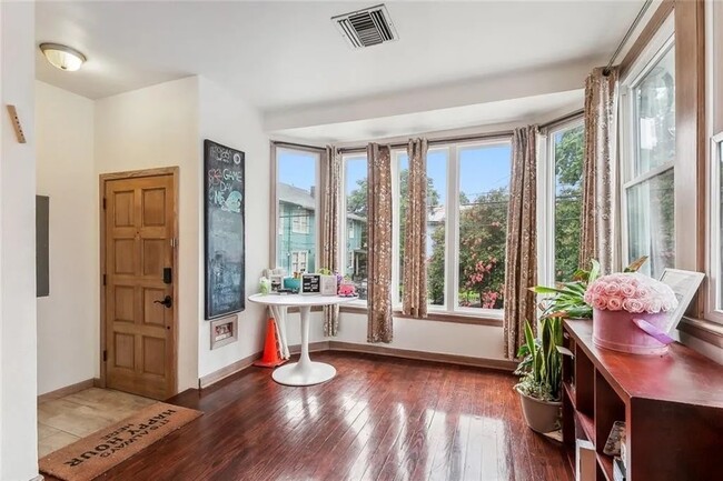 Entry foyer - 5830 S Robertson St