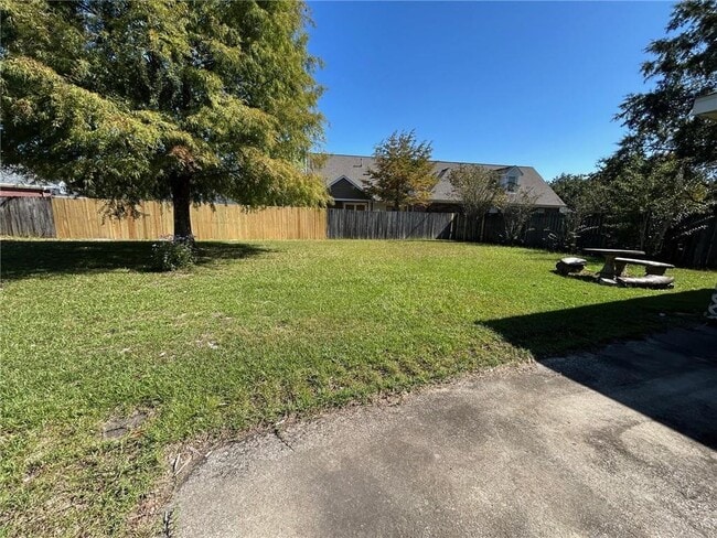Building Photo - 5463 Henning Dr W