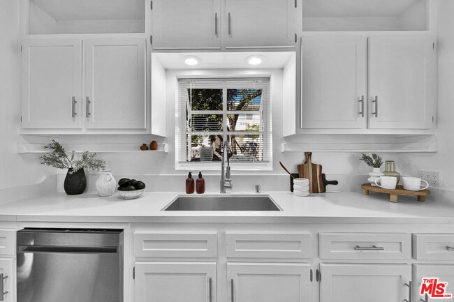 Building Photo - 560 Croft Ave