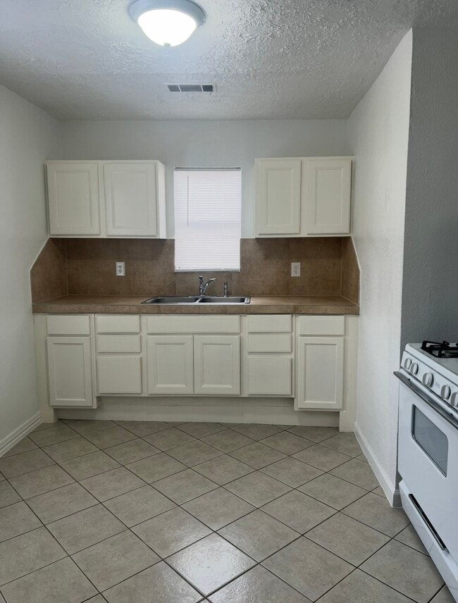 Building Photo - 831 Deerpass Dr