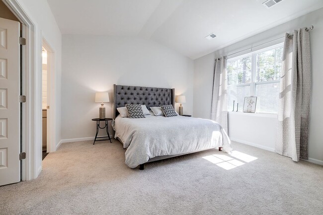 Building Photo - Luxury & Maintenance Free Living in Savann...