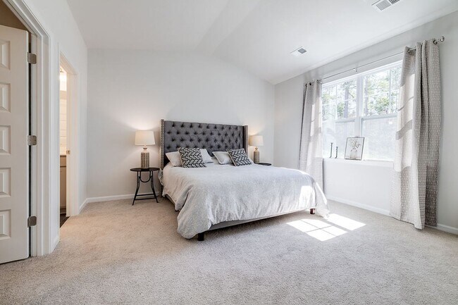Building Photo - Move-In Ready 3-Bedroom Villa in Gated Savannah Quarters!