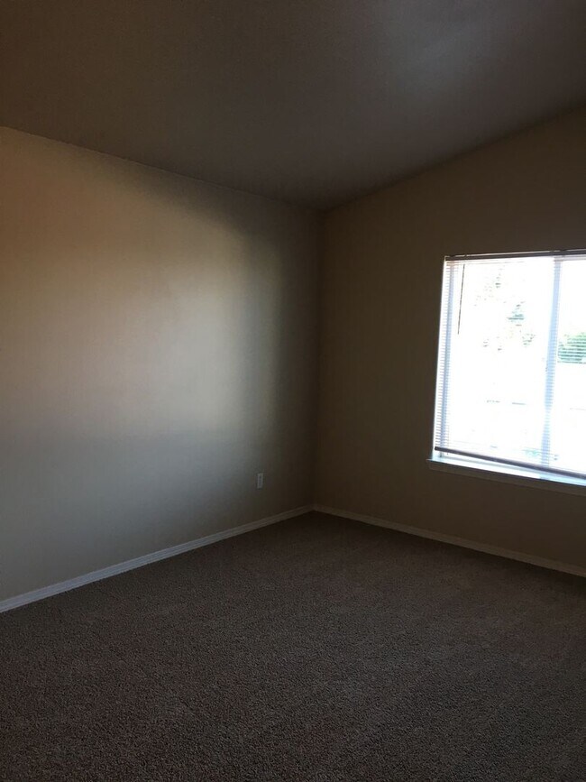 Building Photo - 3 Bedroom Duplex in SW Redmond