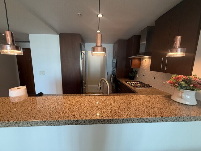 Building Photo - Upscale 2 Bed 2 Bath with Floor-to-Ceiling...