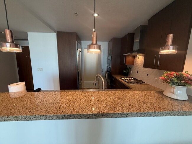 Building Photo - Upscale 2 Bed 2 Bath with Floor-to-Ceiling Windows and Stunning City Views