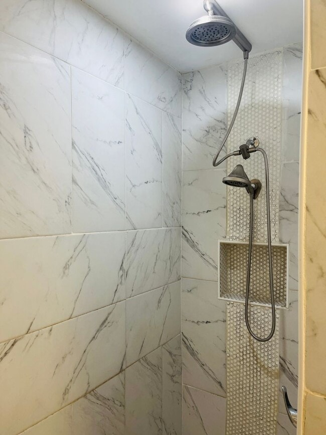 Building Photo - Beautiful 3 bedroom, 3 bathroom with large...