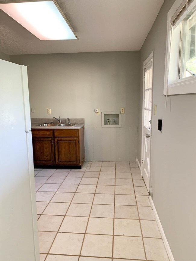 Building Photo - 1405 Crocus Ln