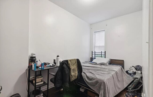 Building Photo - Stunning 6-Bedroom Townhome Near Temple University! Available August 2026!