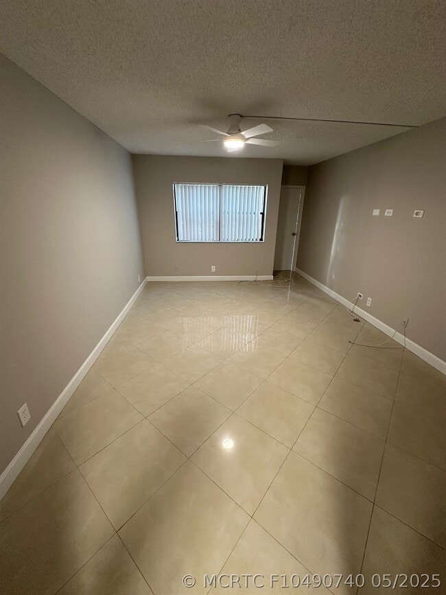 Building Photo - 210 Lakeview Dr
