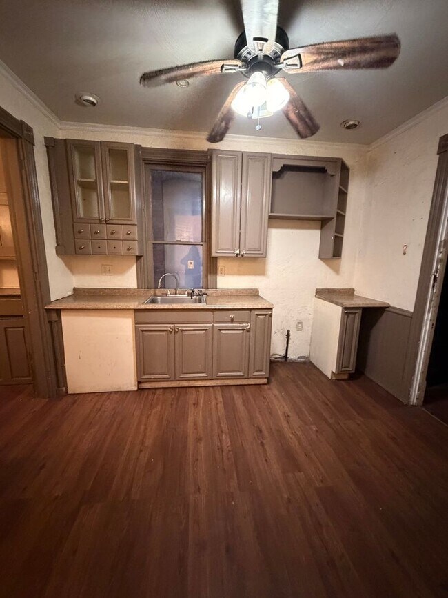 Building Photo - 2526 Beale Ave