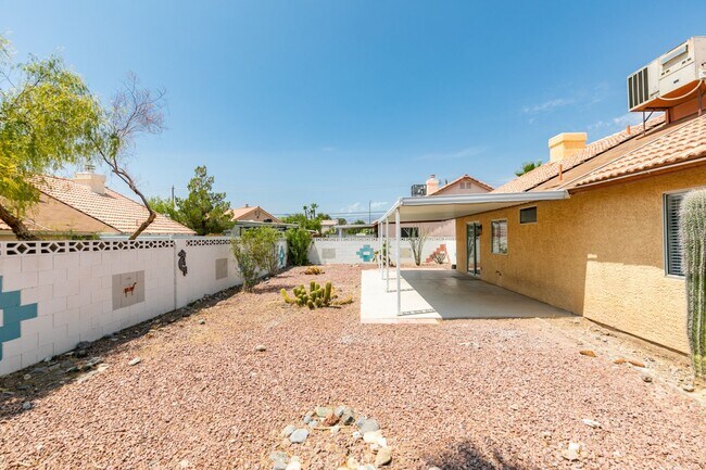 Building Photo - Fully upgraded 3 bedroom house on large lo...