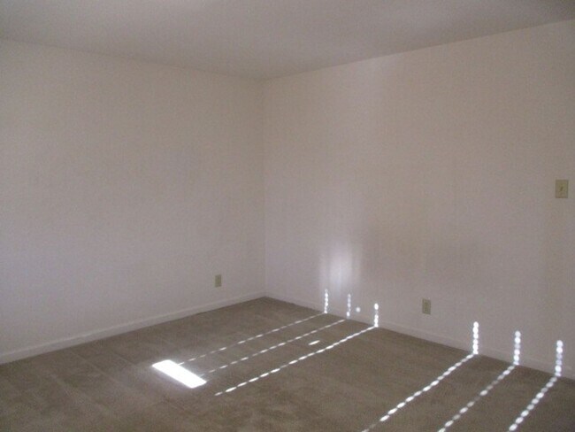 Building Photo - Northwest Suburban  Beauty