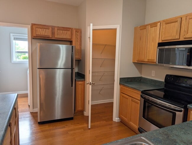 Building Photo - Cozy Condo in Wisteria Condominiums!