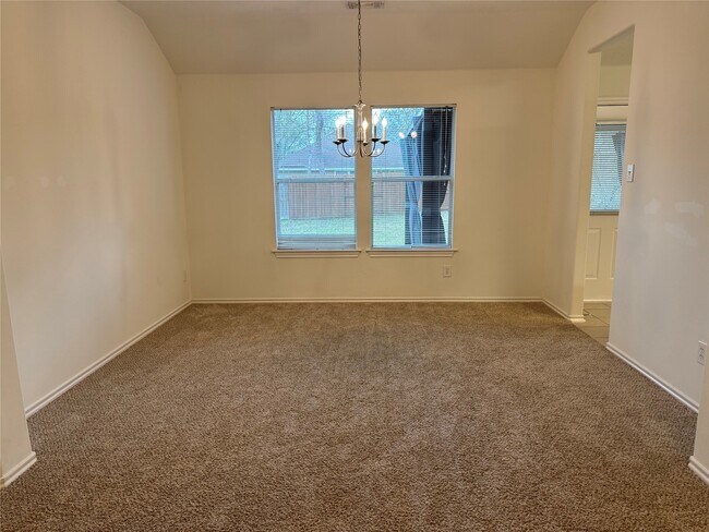 Building Photo - 10 Druids Glen Pl