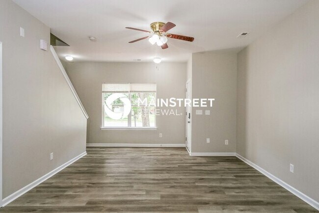 Building Photo - 3 Bedroom Pet-Friendly Home in Charlotte, NC with Main Street Renewal