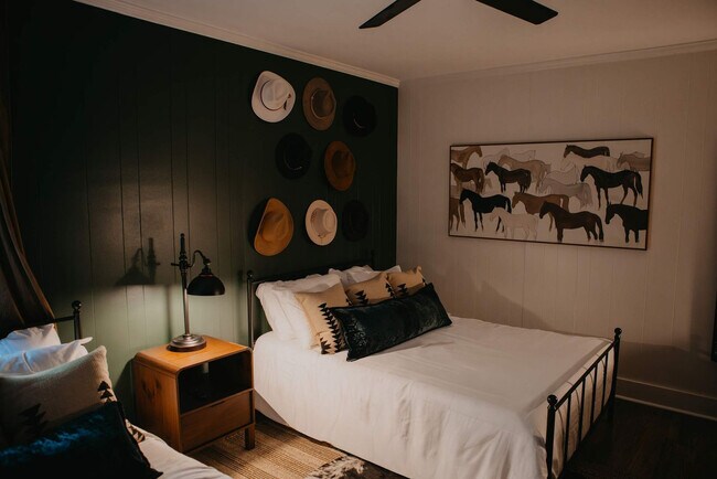 Building Photo - 946 Magnolia St SE