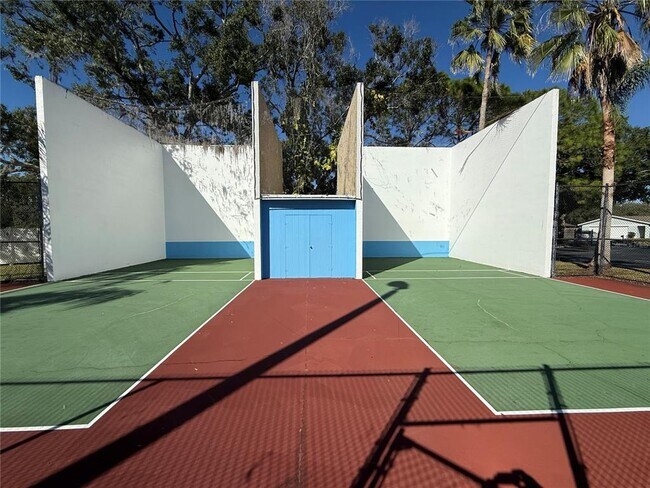 Building Photo - 525 Lakeview Dr