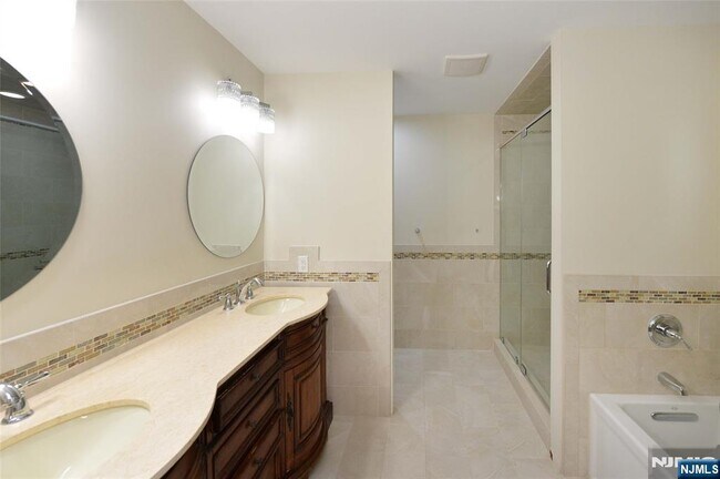 Building Photo - 40-10 Terhune Pl