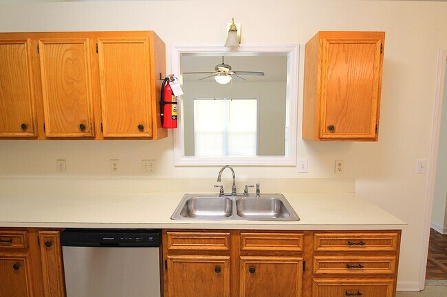 Building Photo - 3 Bedroom Home in Monroe!